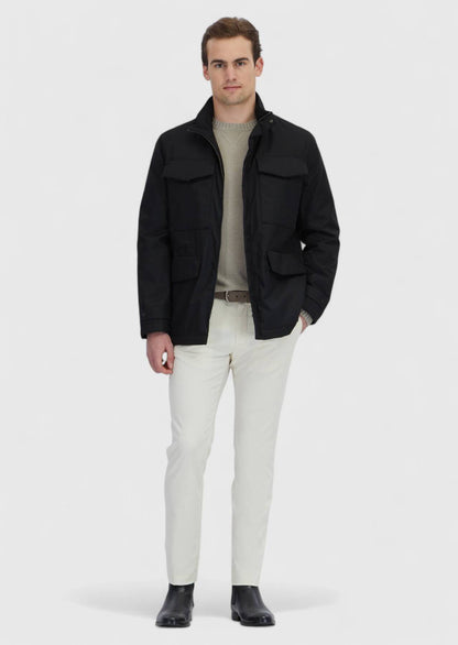 Schwarzer Blazer in regulärer Passform