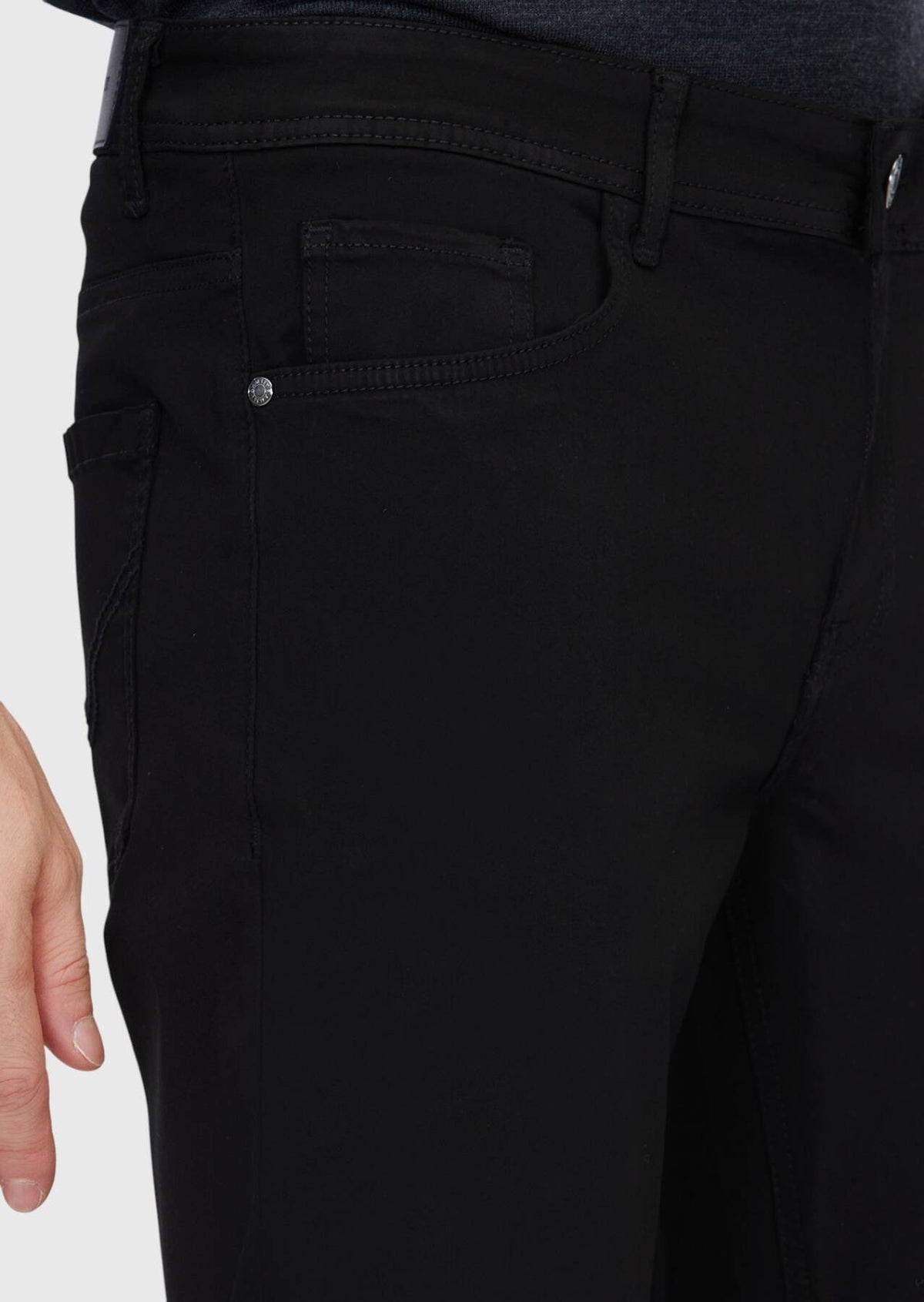 Schwarze, schmal geschnittene Freizeithose aus Baumwollmischgewebe