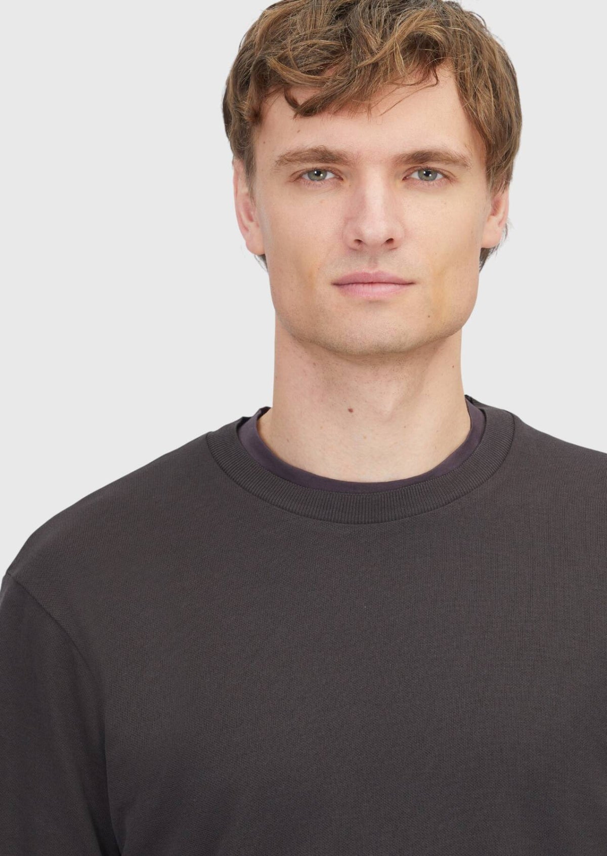 Braunes, schlichtes Sweatshirt mit Rundhalsausschnitt