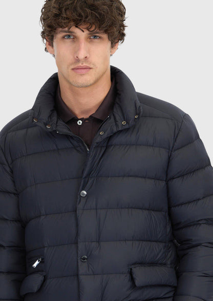 Schwarzer Blazer in regulärer Passform