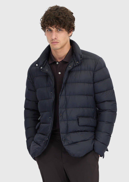 Schwarzer Blazer in regulärer Passform
