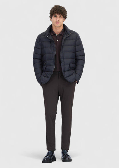 Schwarzer Blazer in regulärer Passform