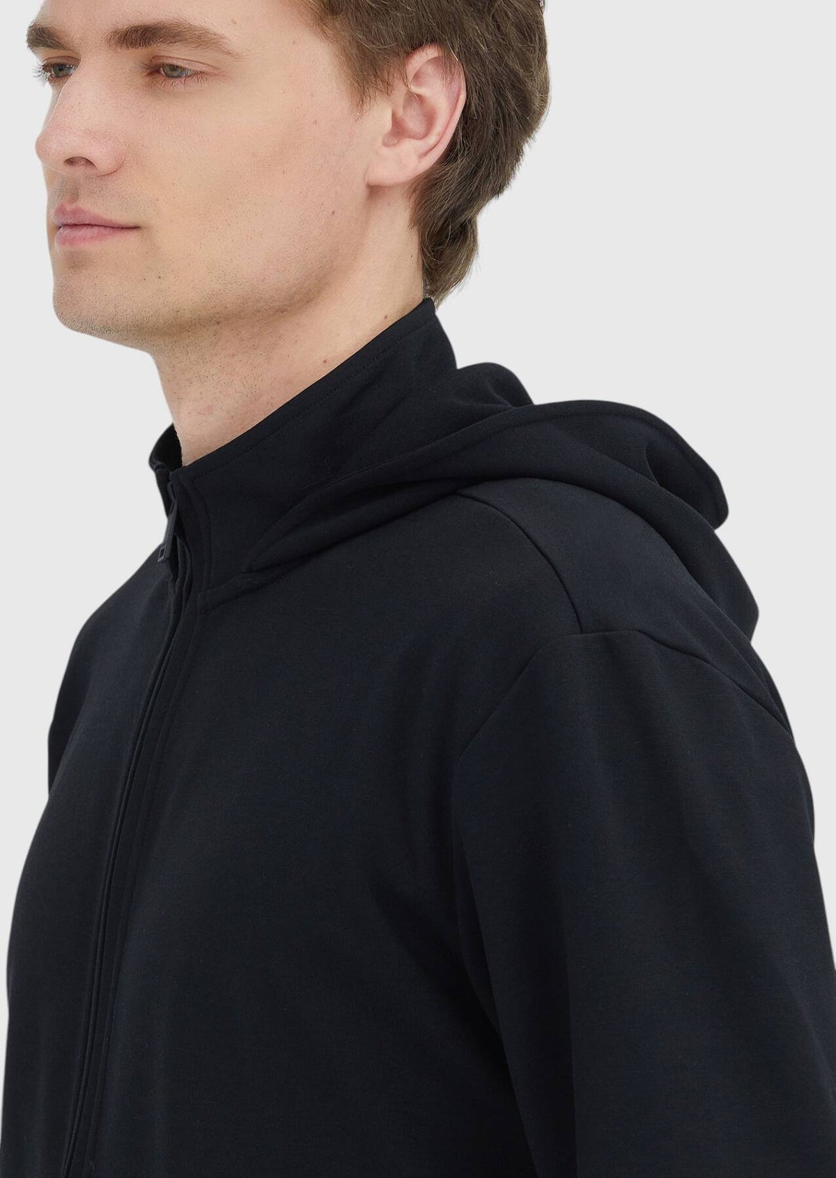 Schwarzer Kapuzenpullover, schlicht