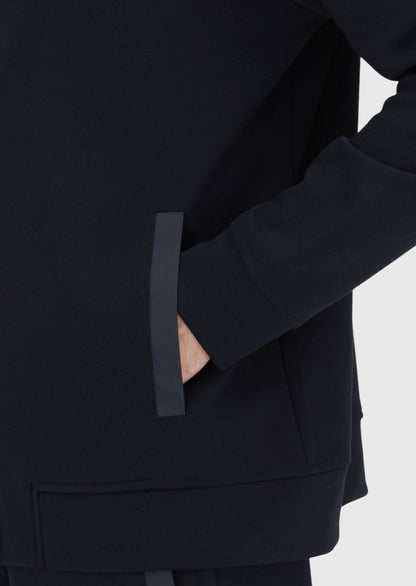 Schwarzer Kapuzenpullover, schlicht