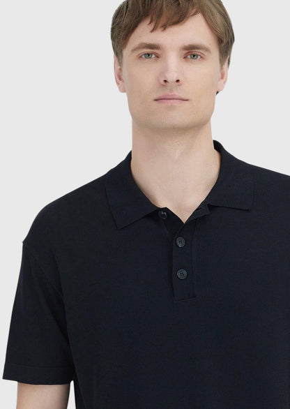 Schwarze Strickwaren