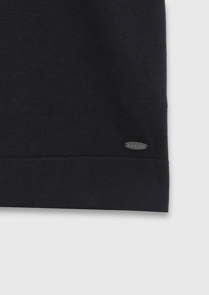 Schwarze Strickmode