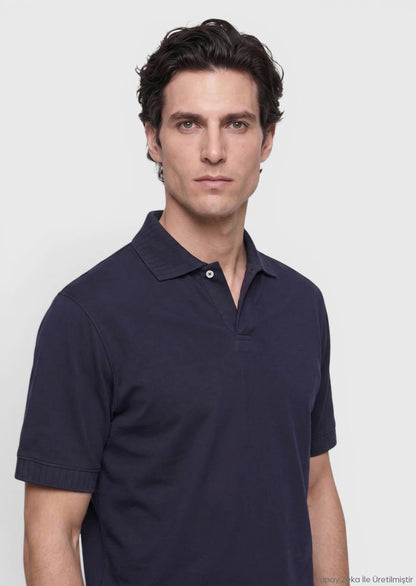 Marineblaues schlichtes T-Shirt