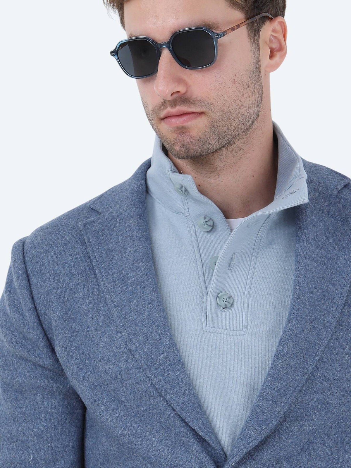 Schlichte Strickjacke aus Wollmischung mit moderner Passform