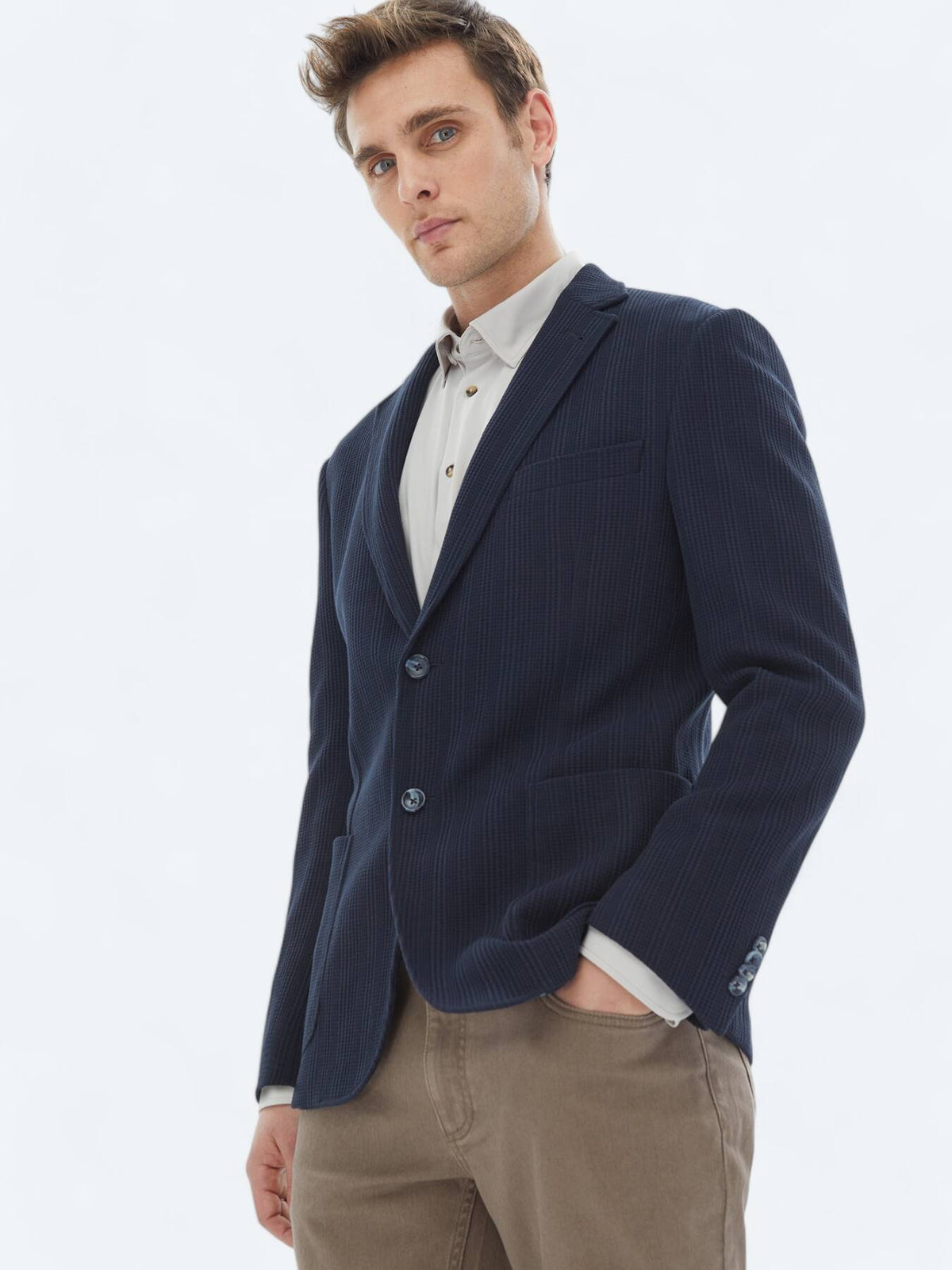 Gemusterte, modern geschnittene Strickjacke