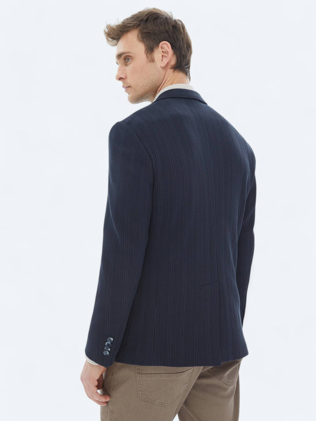 Gemusterte, modern geschnittene Strickjacke