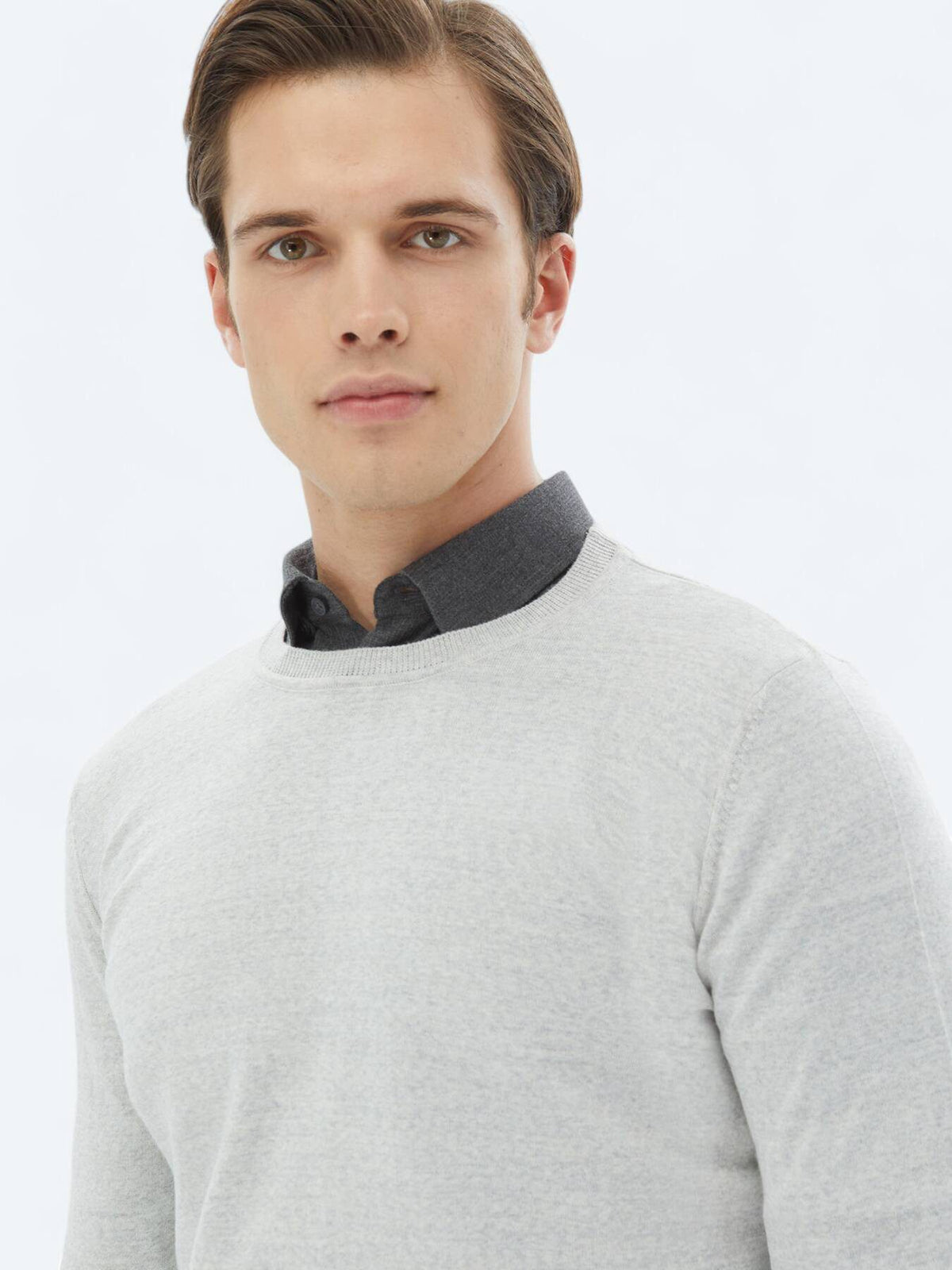 Strickpullover aus Wollmischung mit Rundhalsausschnitt und schlichtem Strick