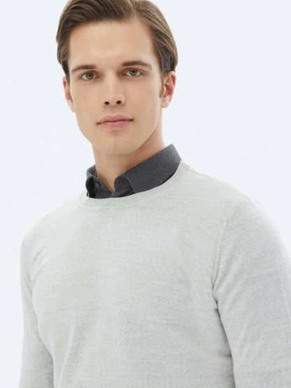 Strickpullover aus Wollmischung mit Rundhalsausschnitt und schlichtem Strick