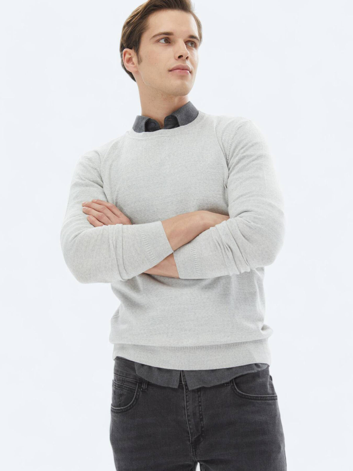 Strickpullover aus Wollmischung mit Rundhalsausschnitt und schlichtem Strick