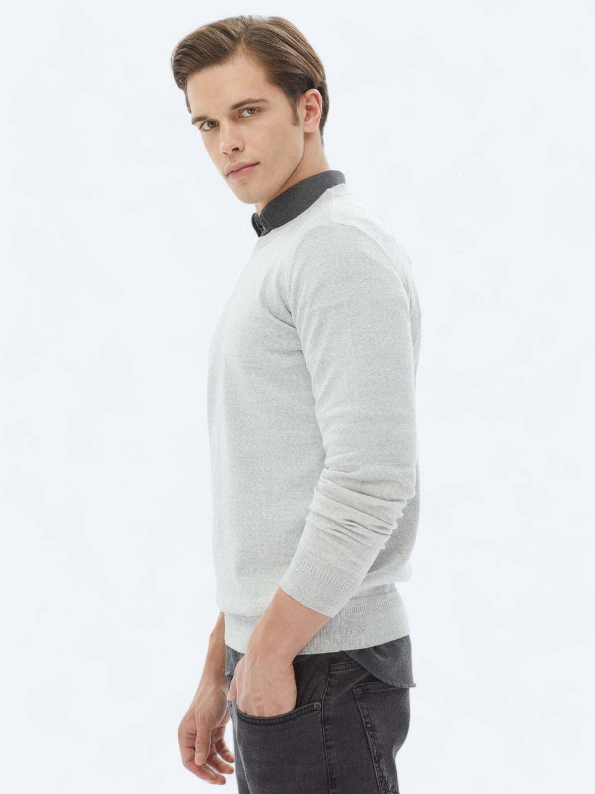 Strickpullover aus Wollmischung mit Rundhalsausschnitt und schlichtem Strick