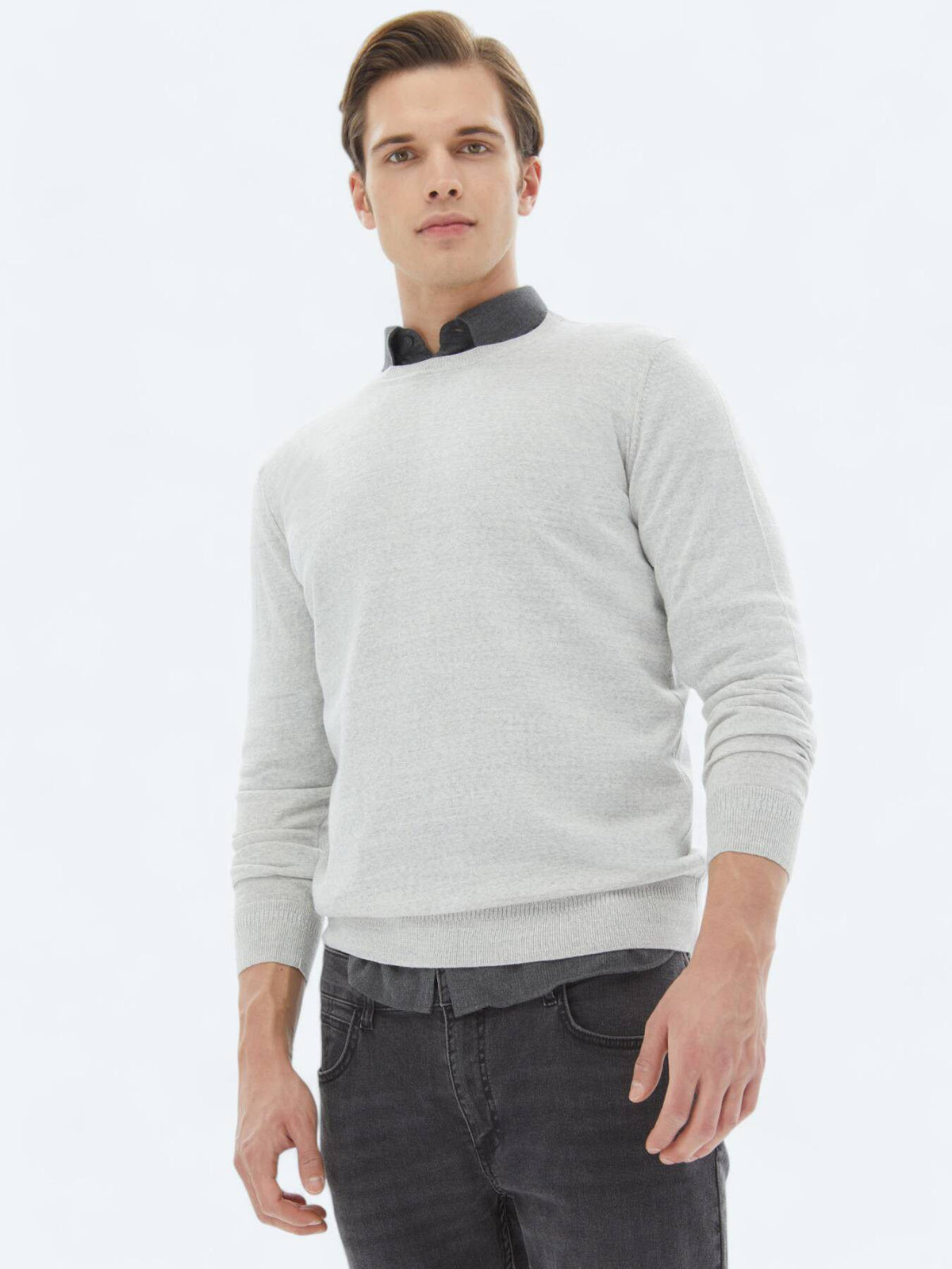 Strickpullover aus Wollmischung mit Rundhalsausschnitt und schlichtem Strick