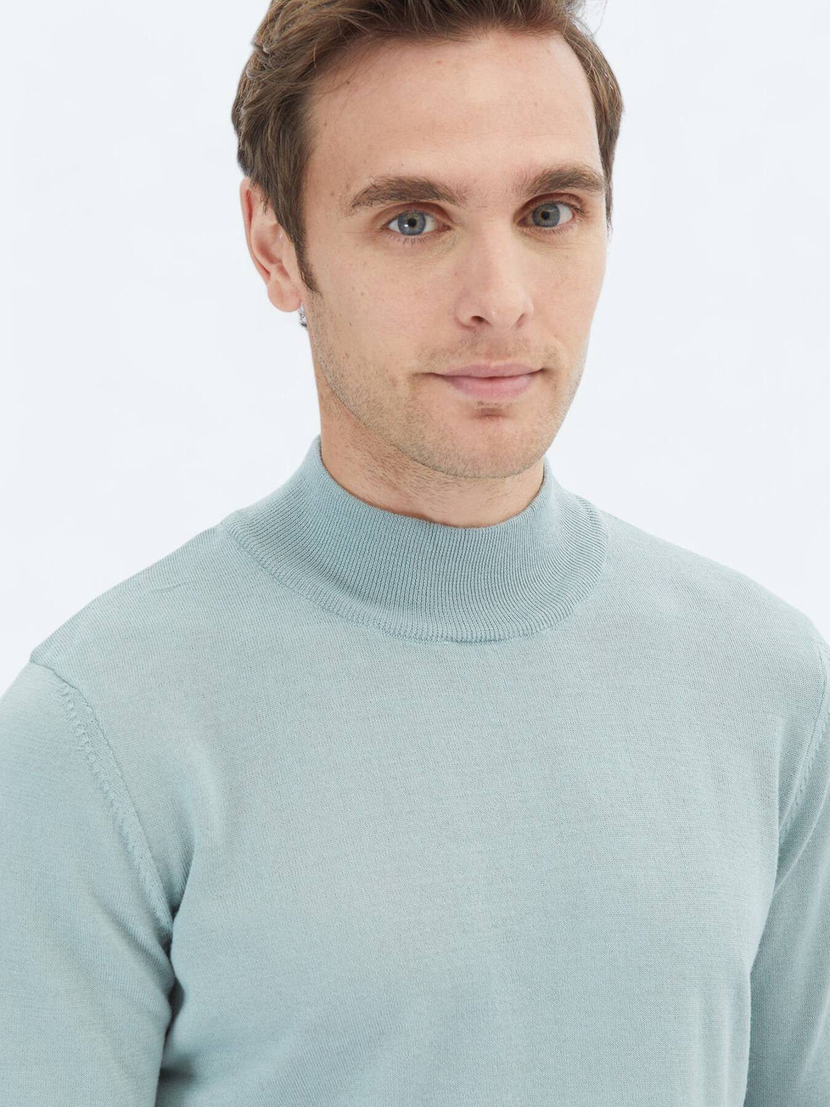 Strickpullover aus Wollmischung mit halbem Rollkragen und schlichtem Strick