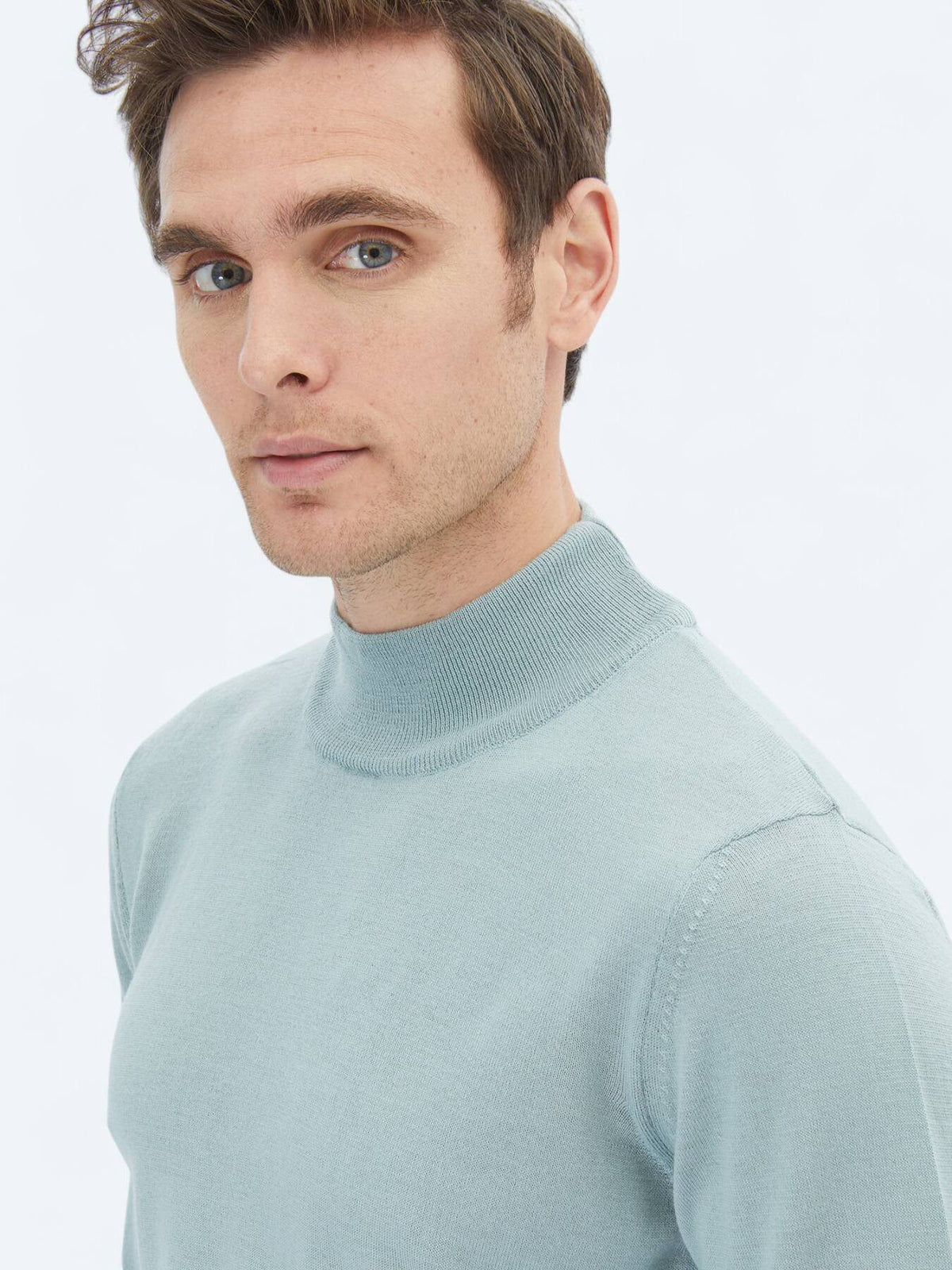 Strickpullover aus Wollmischung mit halbem Rollkragen und schlichtem Strick