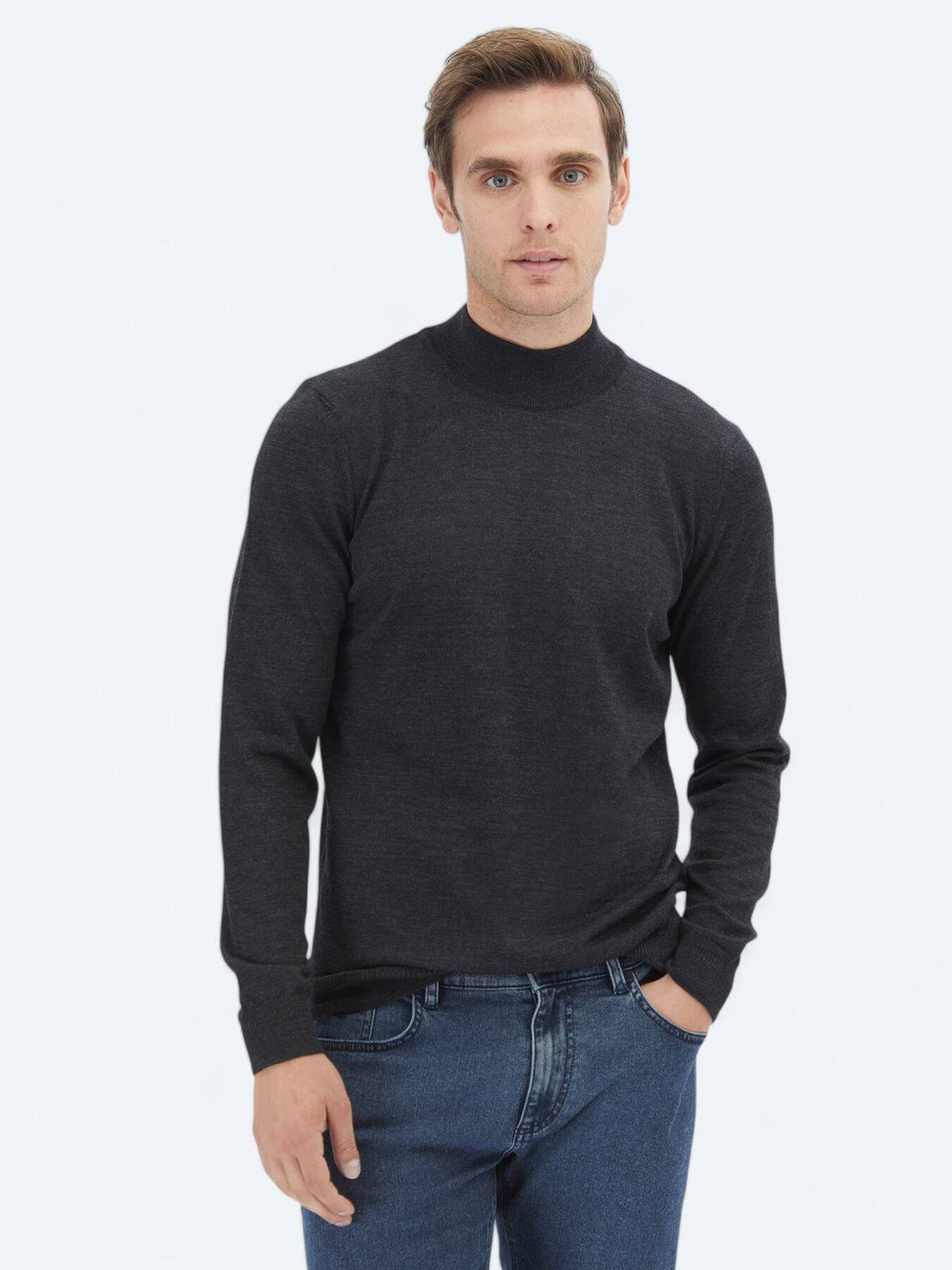 Strickpullover aus Wollmischung mit halbem Rollkragen und schlichtem Strick