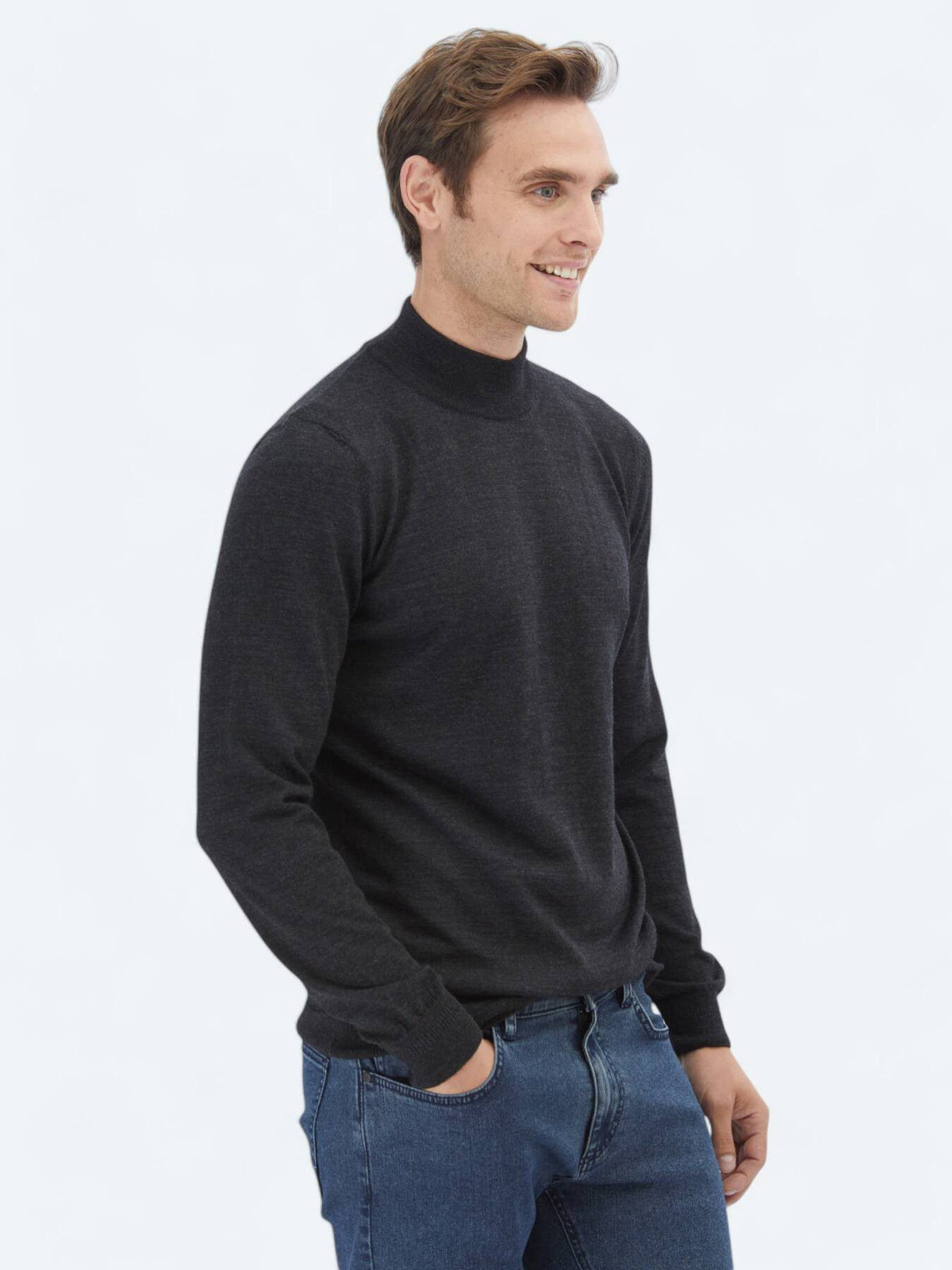 Strickpullover aus Wollmischung mit halbem Rollkragen und schlichtem Strick