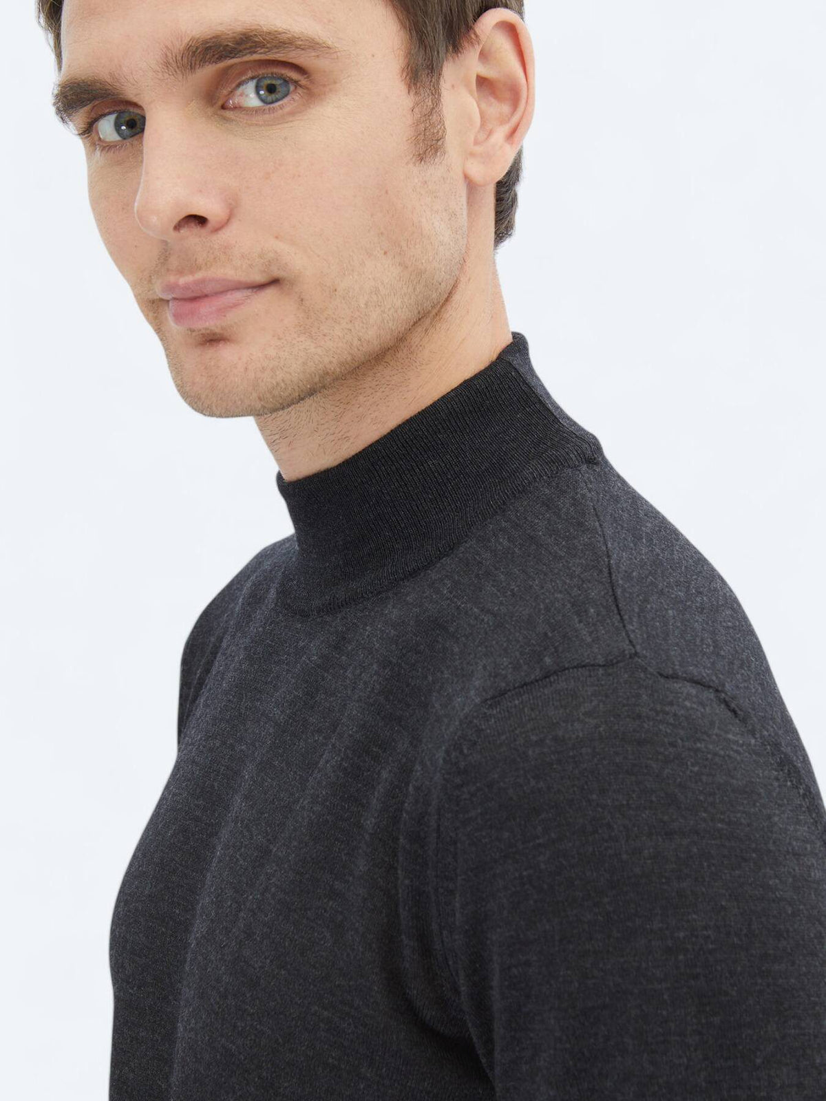 Strickpullover aus Wollmischung mit halbem Rollkragen und schlichtem Strick