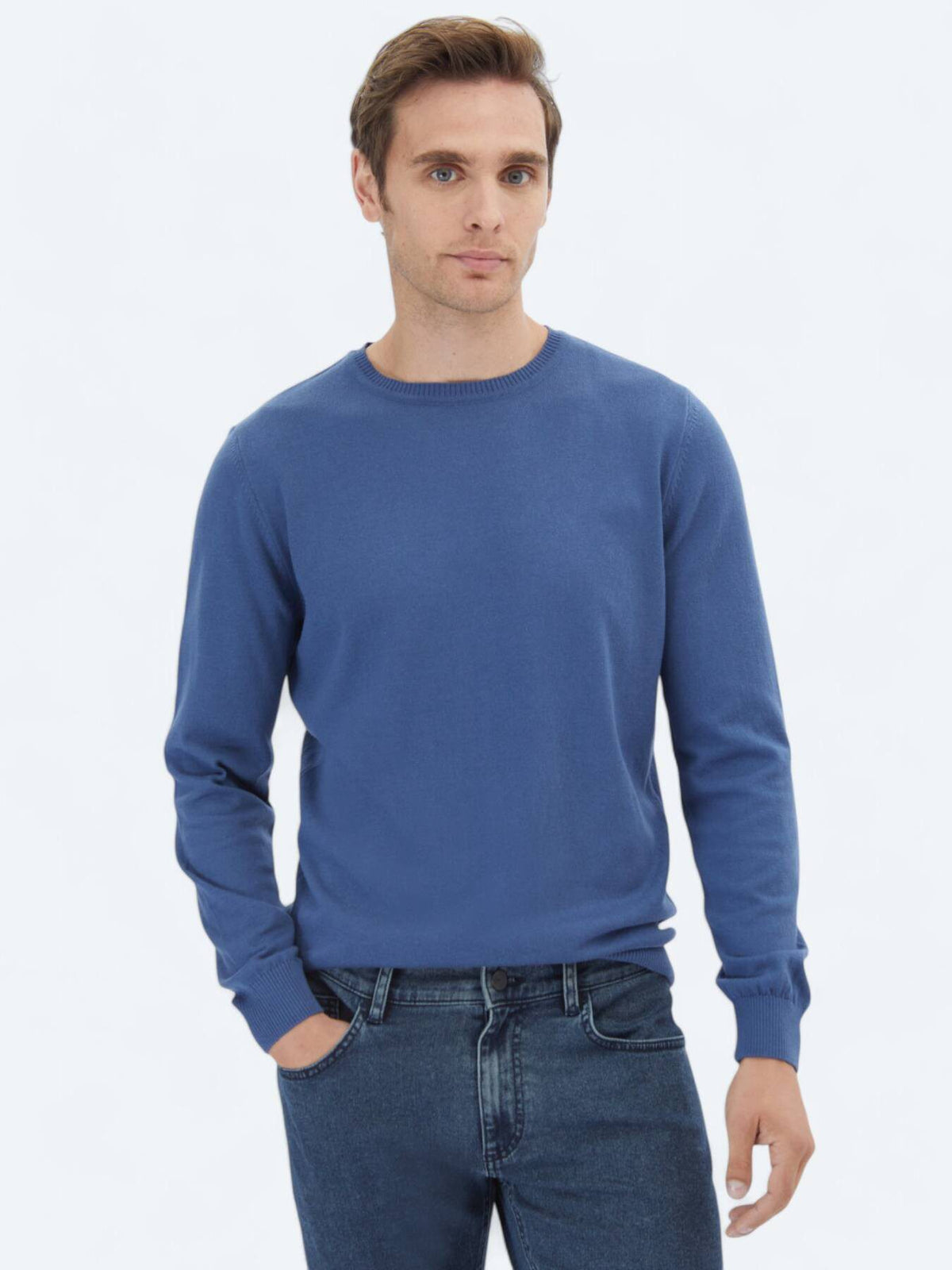 Strickpullover aus Baumwollmischung mit Rundhalsausschnitt und schlichtem Strick