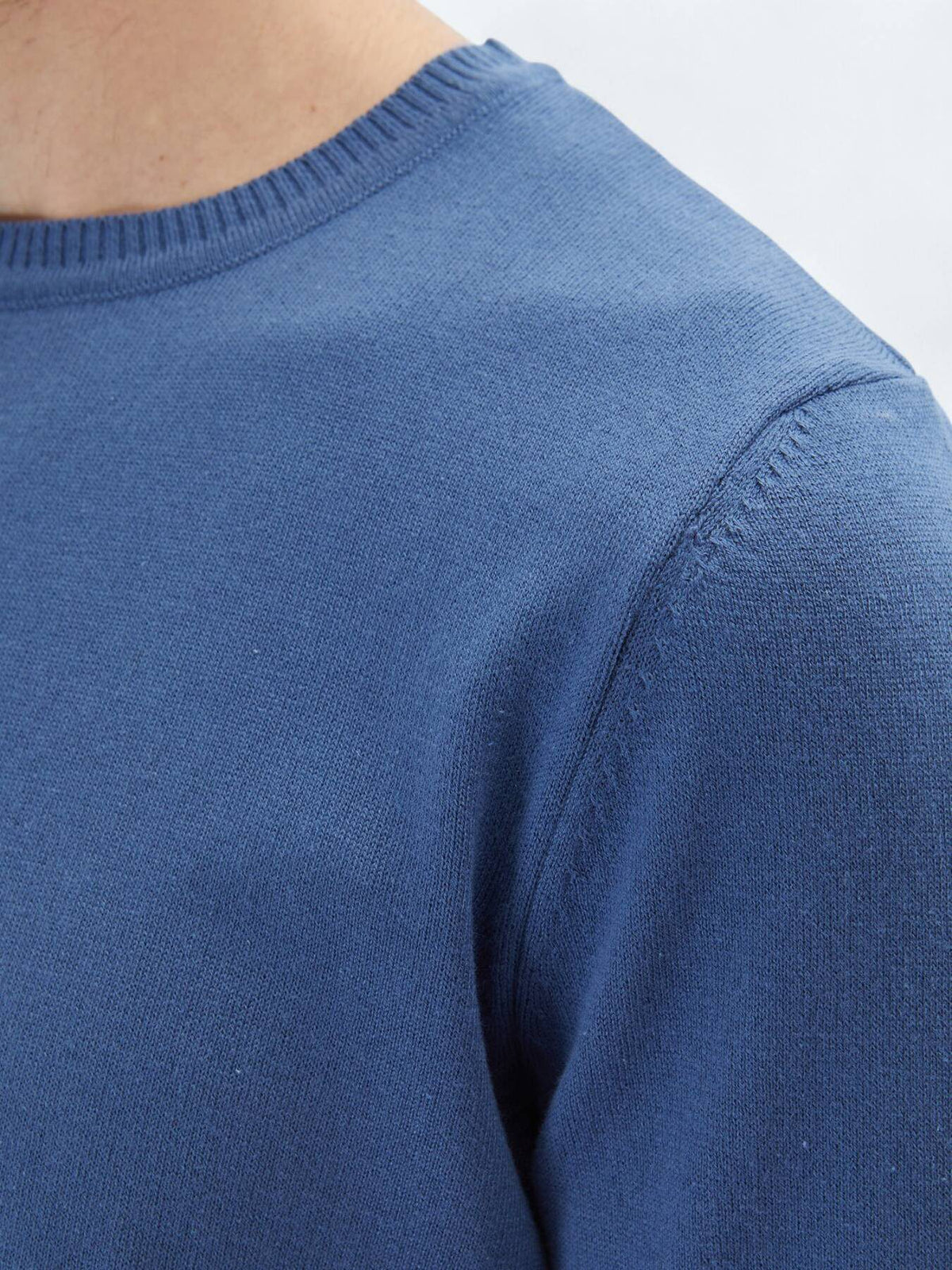 Strickpullover aus Baumwollmischung mit Rundhalsausschnitt und schlichtem Strick