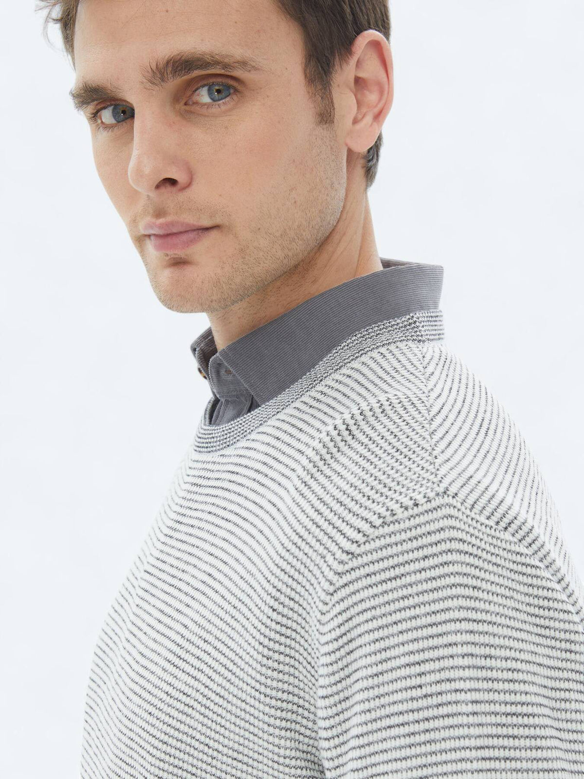 Gemusterter Strickpullover aus Baumwollmischung mit Rundhalsausschnitt
