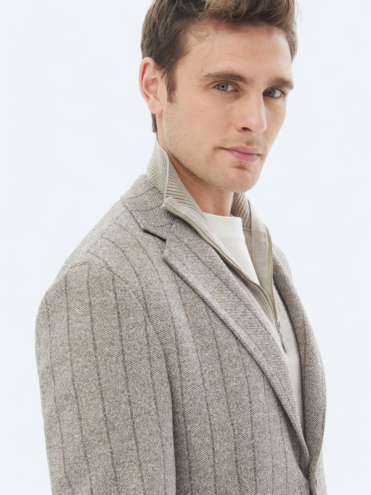 Gestreifte, modern geschnittene Strickjacke aus Baumwollmischung