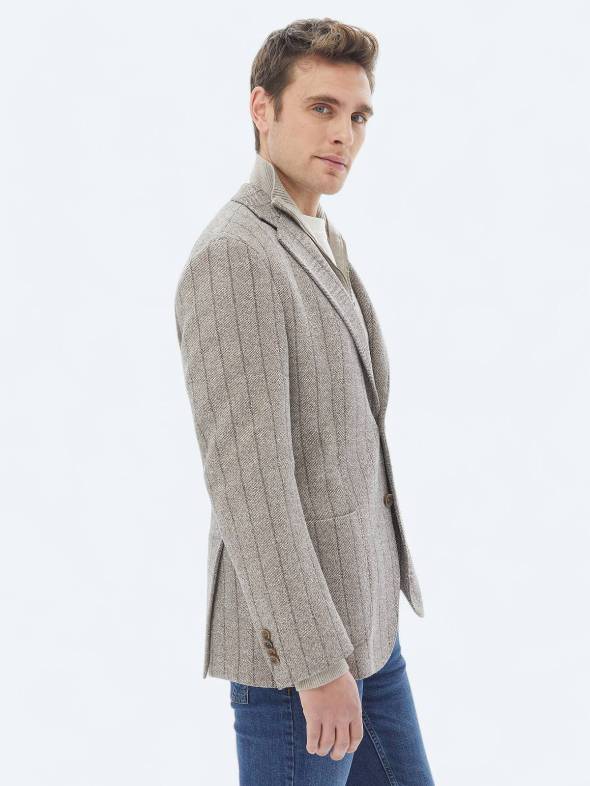 Gestreifte, modern geschnittene Strickjacke aus Baumwollmischung