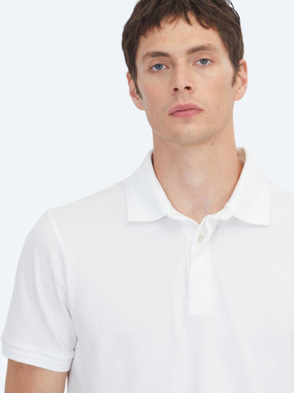 Schlichtes T-Shirt mit Polokragen