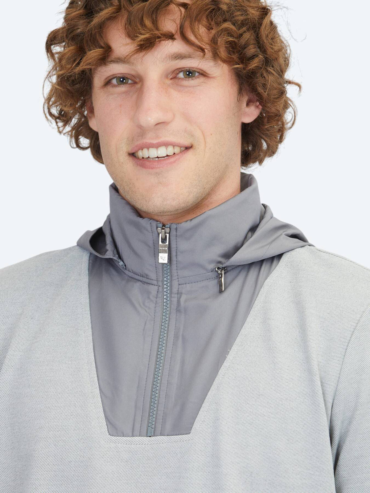 Grauer Kapuzenpullover
