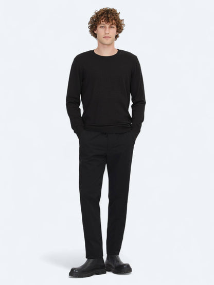 Schwarzer Strickpullover