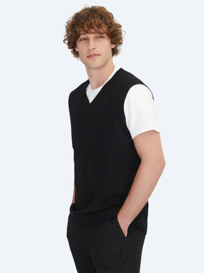 Schwarzer Pullover