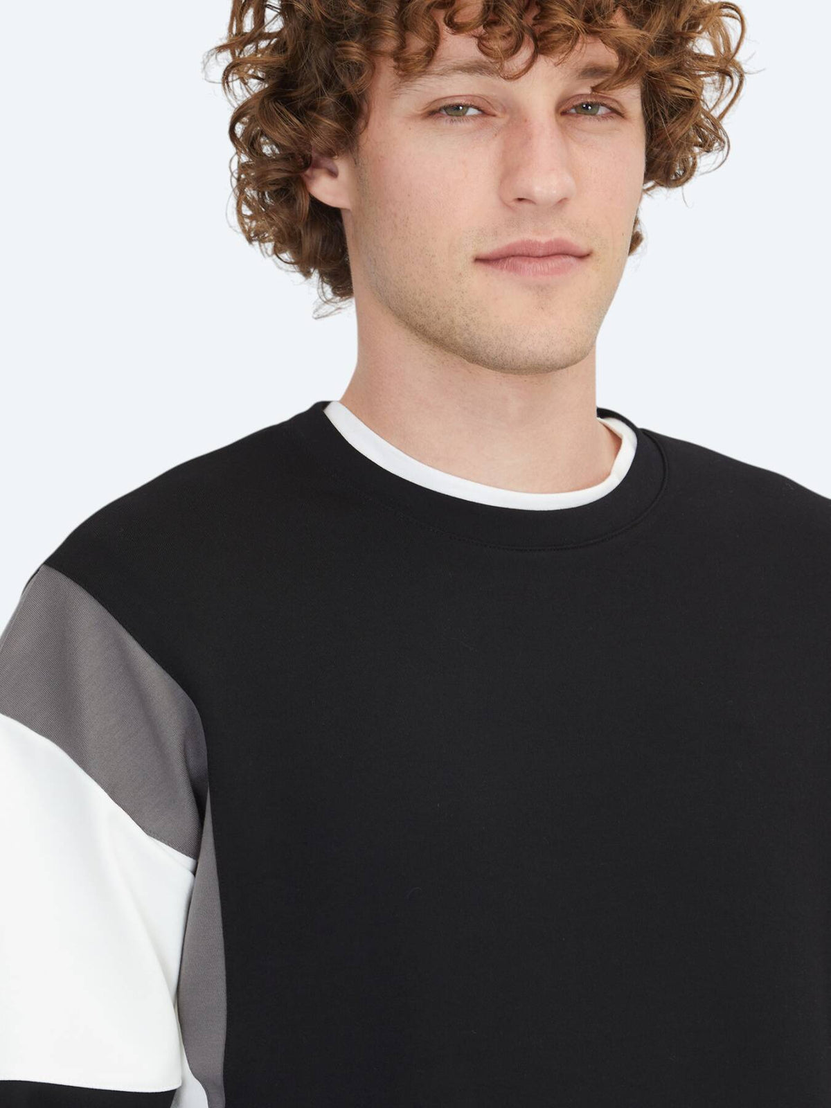 Schwarzer Rundhals Pullover