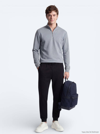 Grauer Rollkragenpullover
