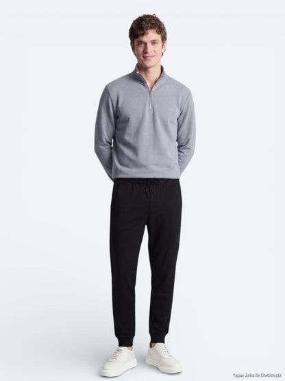 Grauer Rollkragenpullover
