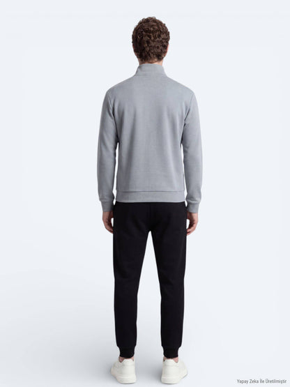 Grauer Rollkragenpullover