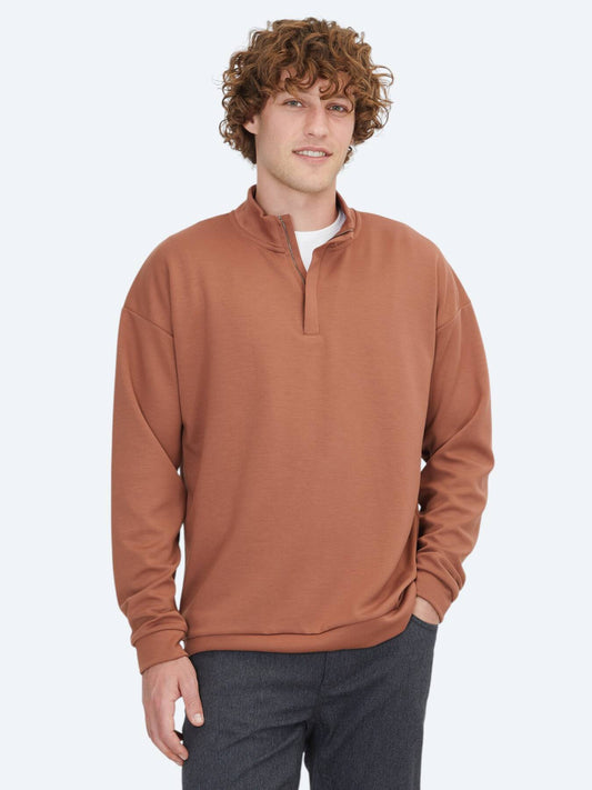 Roter Rollkragenpullover
