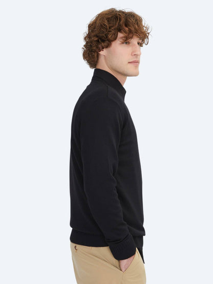 Schwarzer Strickpullover