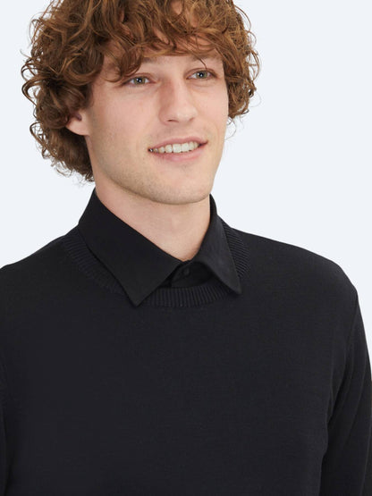Schwarzer Strickpullover