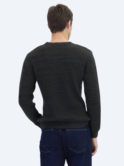 Schwarzer Strickpullover