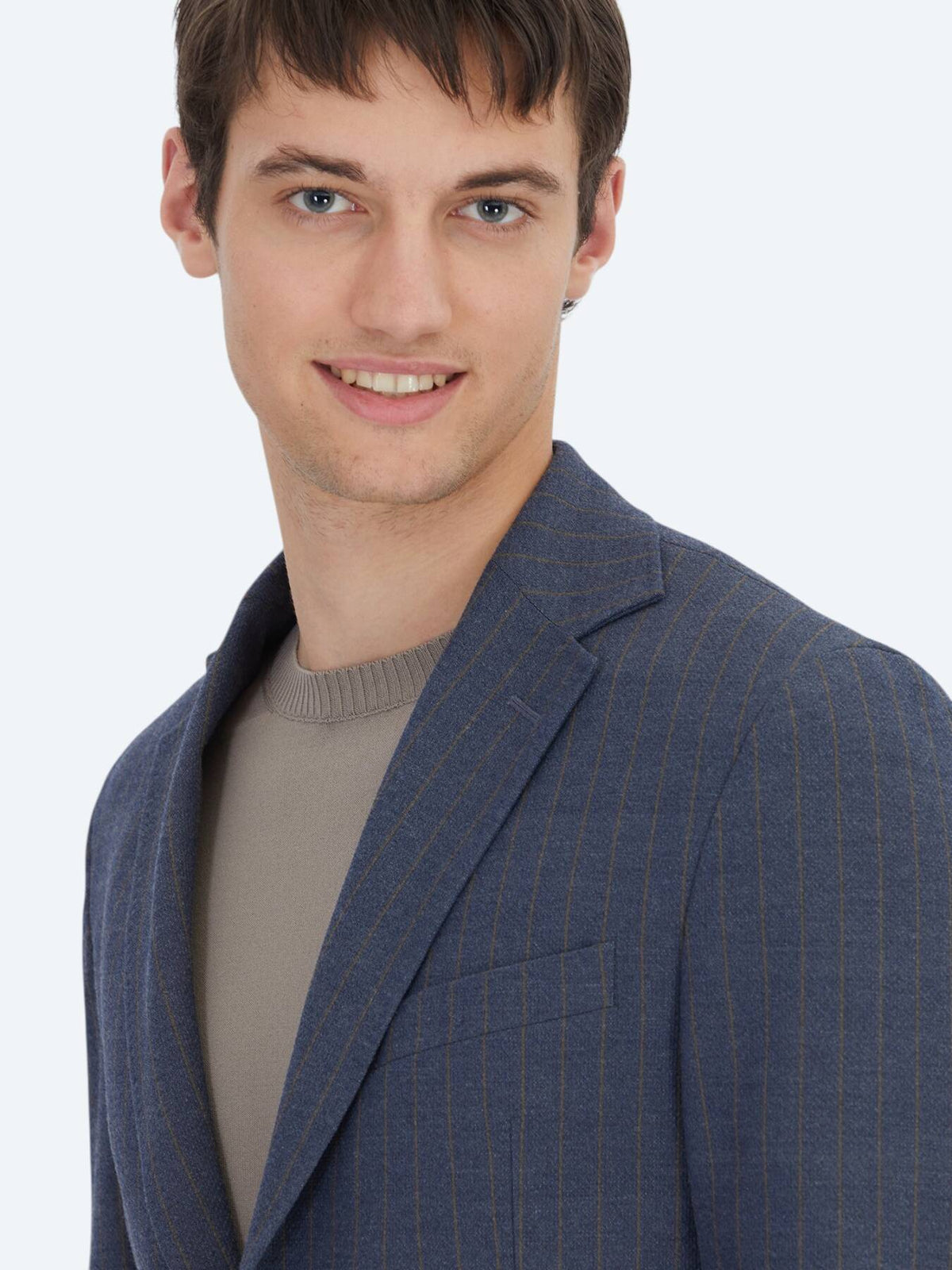 Hellblauer gestreifter Modern Fit Anzug