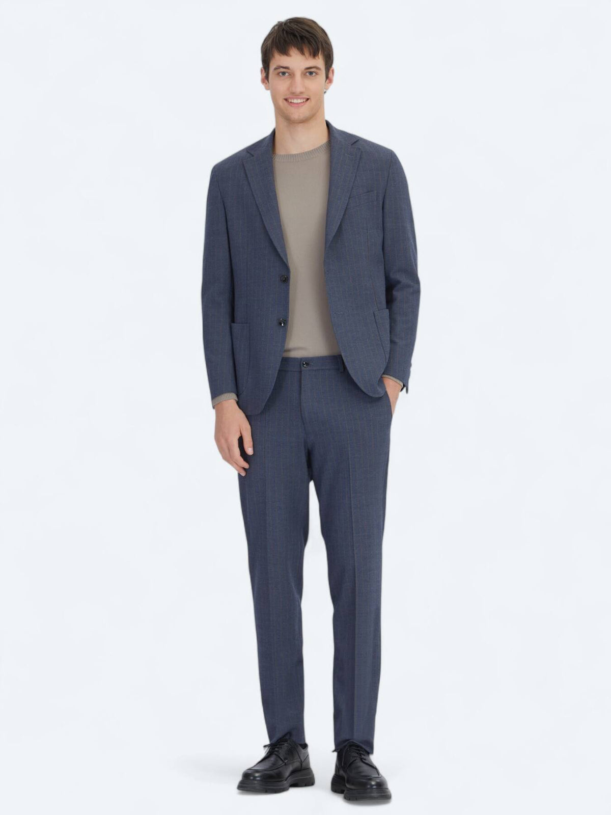 Hellblauer gestreifter Modern Fit Anzug