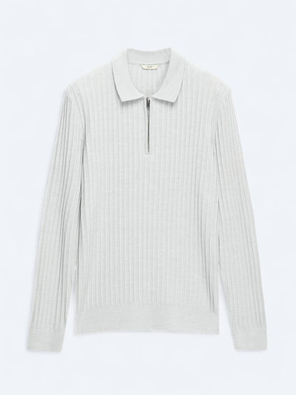 Hellgrauer Strickpullover