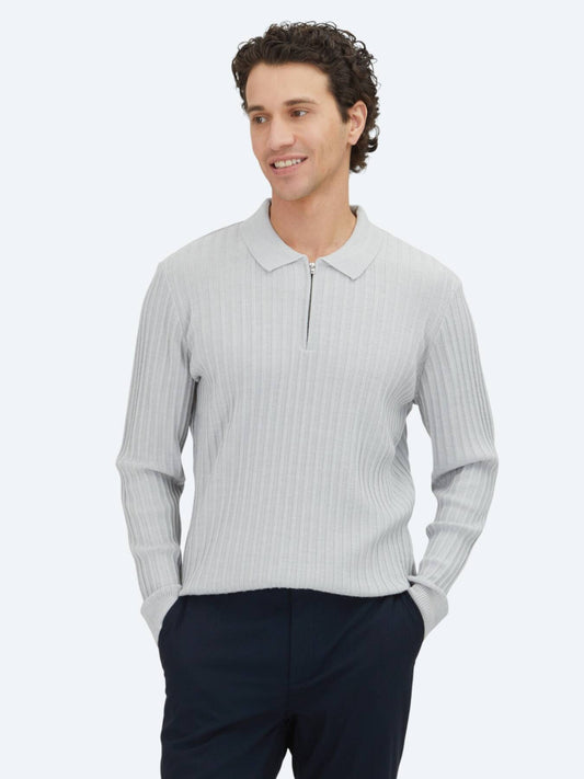 Hellgrauer Strickpullover