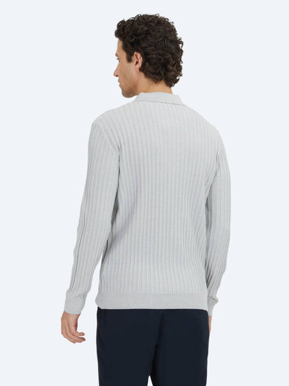 Hellgrauer Strickpullover