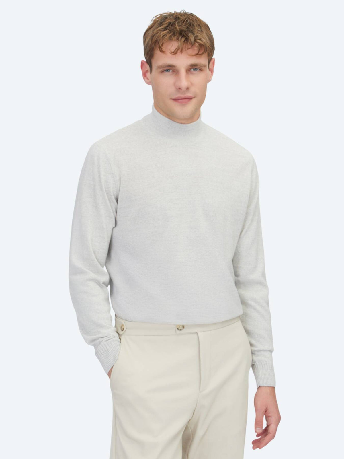 Hellgrauer Strickpullover