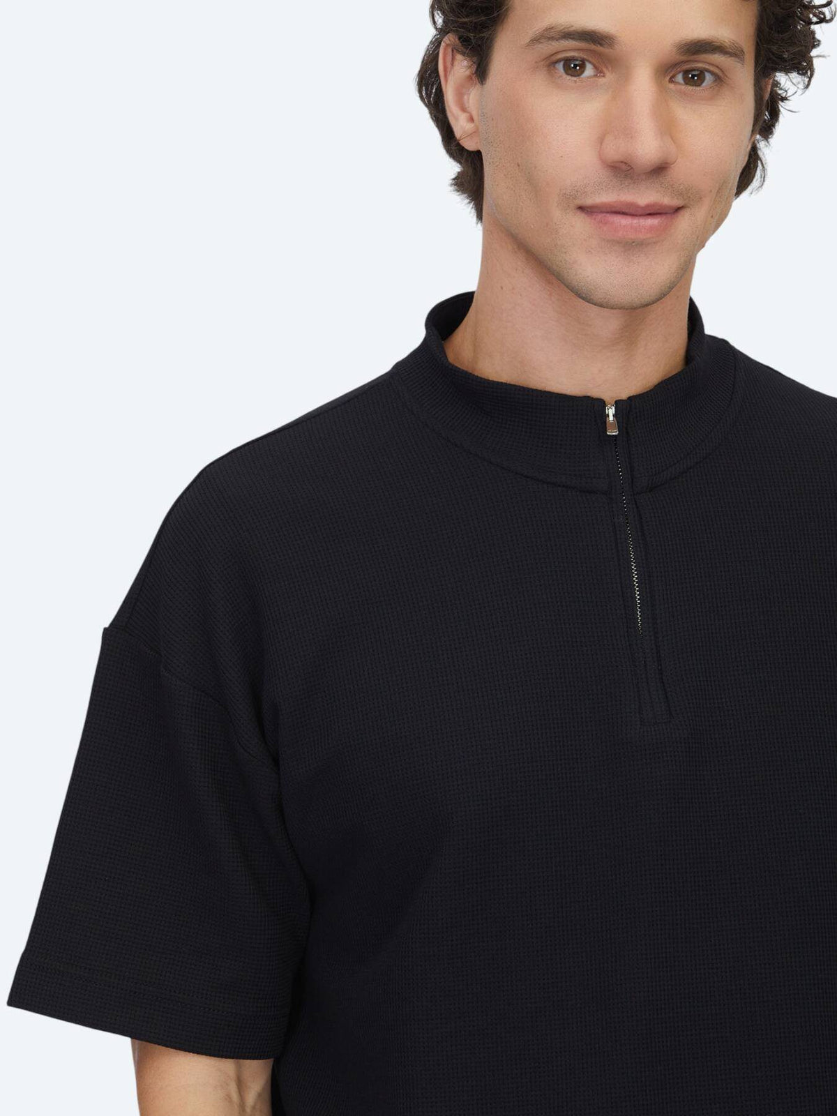 Schwarzes gemustertes Rollkragen-T-Shirt