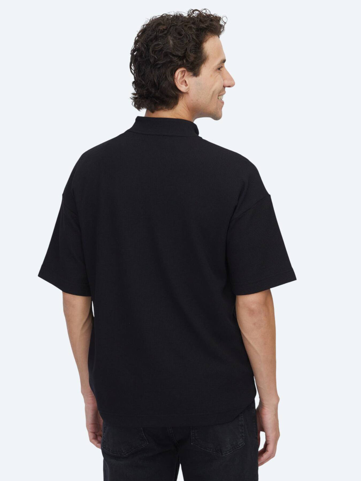 Schwarzes gemustertes Rollkragen-T-Shirt