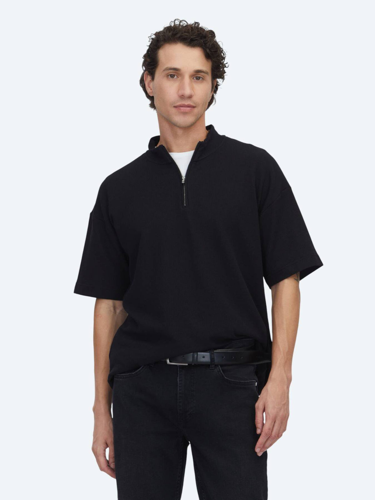 Schwarzes gemustertes Rollkragen-T-Shirt